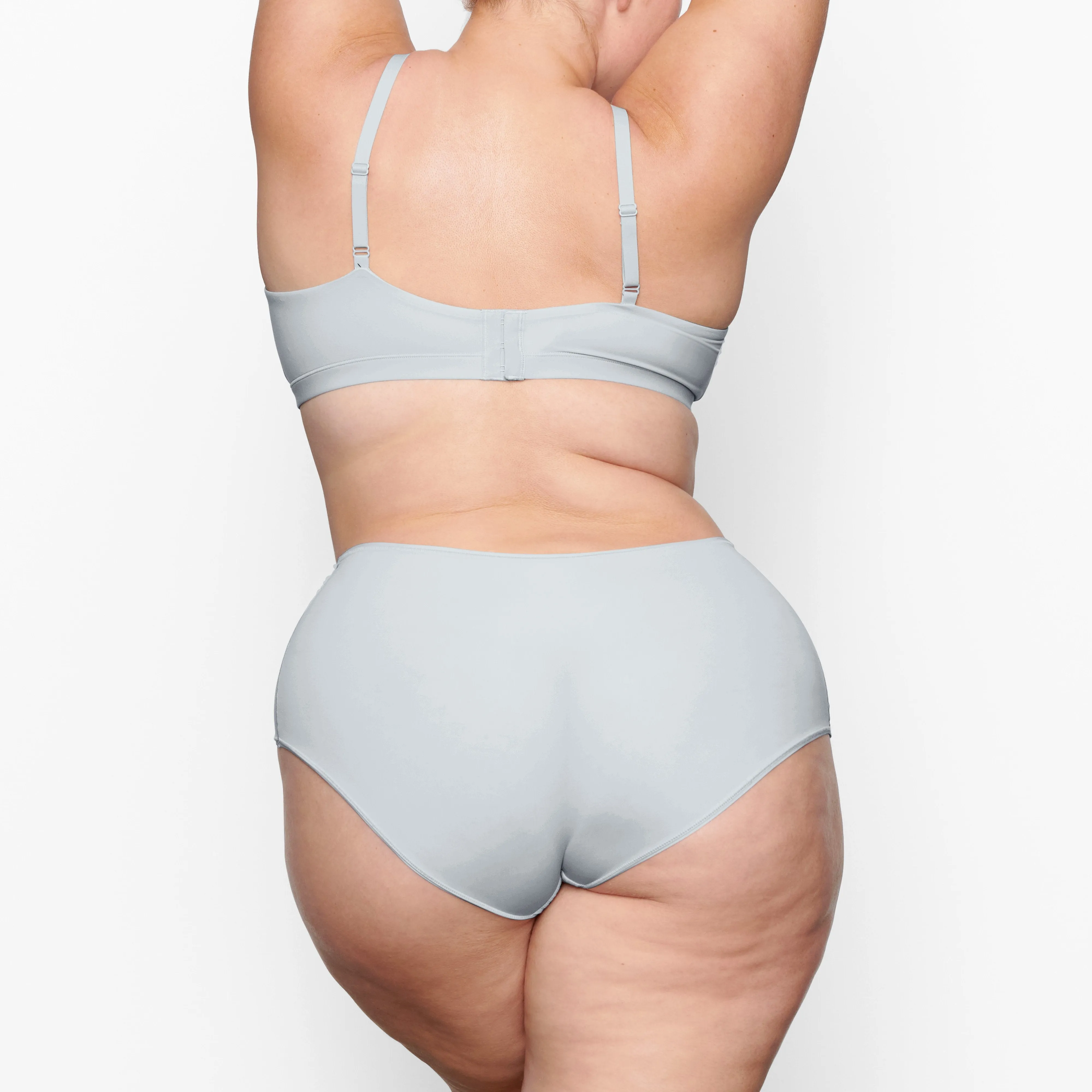 FITS EVERYBODY CROSSOVER BRALETTE | SKY